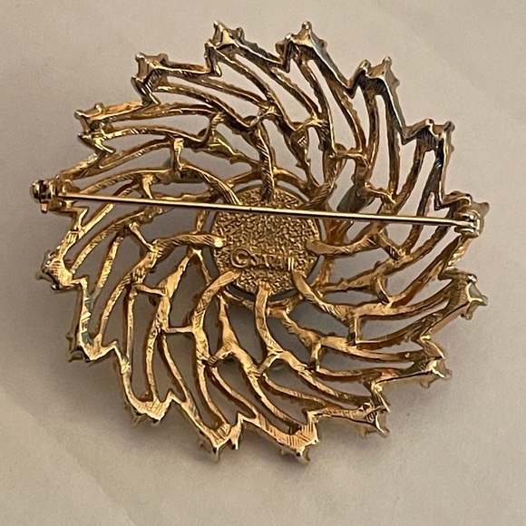 SARAH COVENTRY BROOCH GOLD TONE SWIRL FAUX TURQUOISE & PEARLS, VINTAGE - Picture 6 of 7